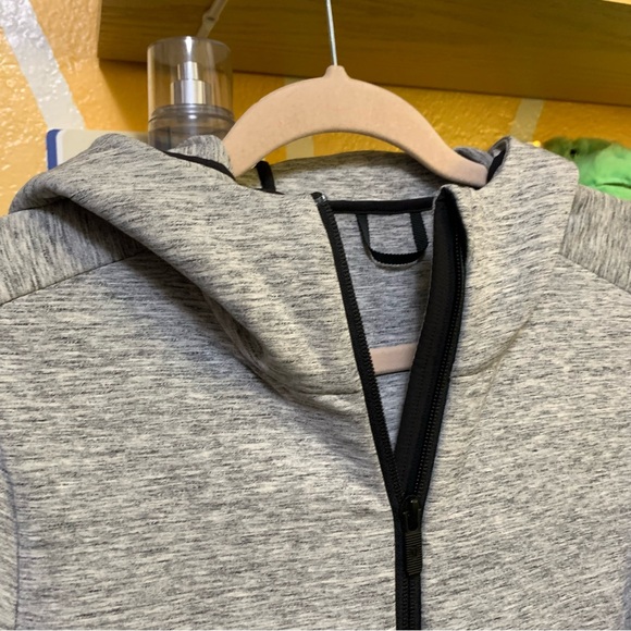 Lululemon Going Places Hooded Jacket
Heathered Space Dyed Medium Grey Size 4 - Picture 11 of 12